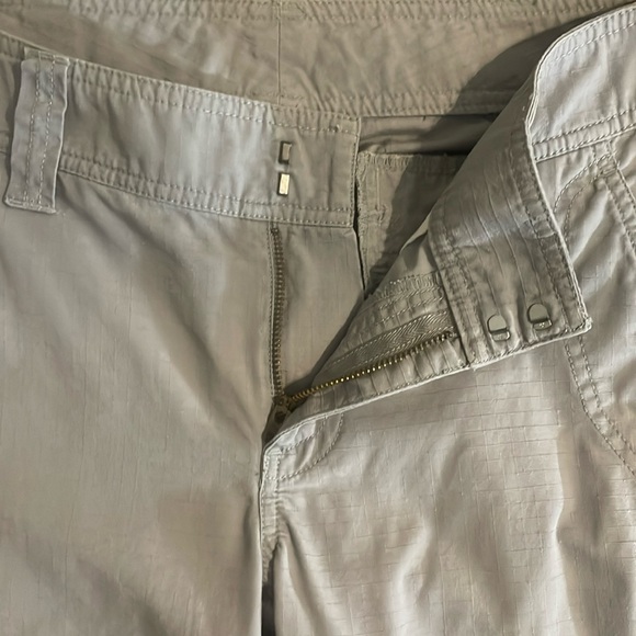 The North Face Grey Convertible Roll Capri Pants Size 6 - Picture 15 of 16